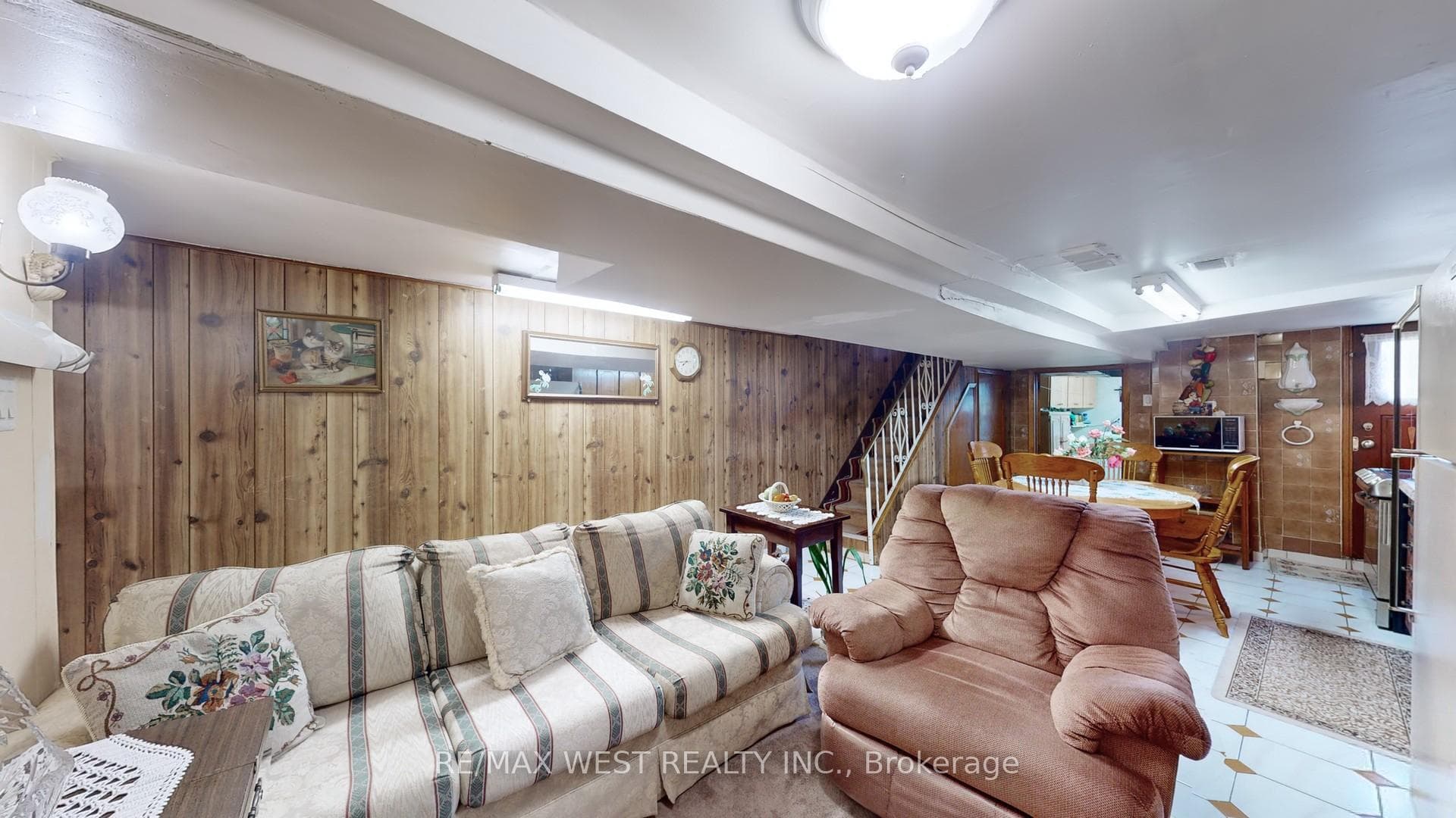 81 Montrose Avenue photo 24