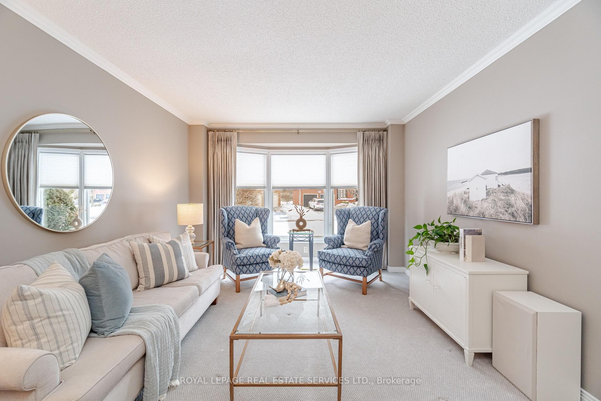 1305 Mapleridge Crescent photo 5