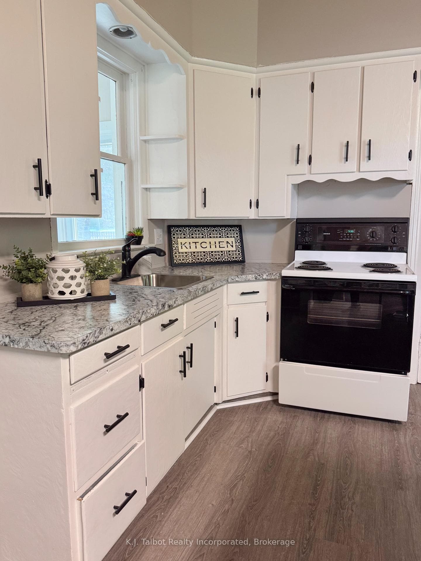 600 Fishleigh Street photo 11