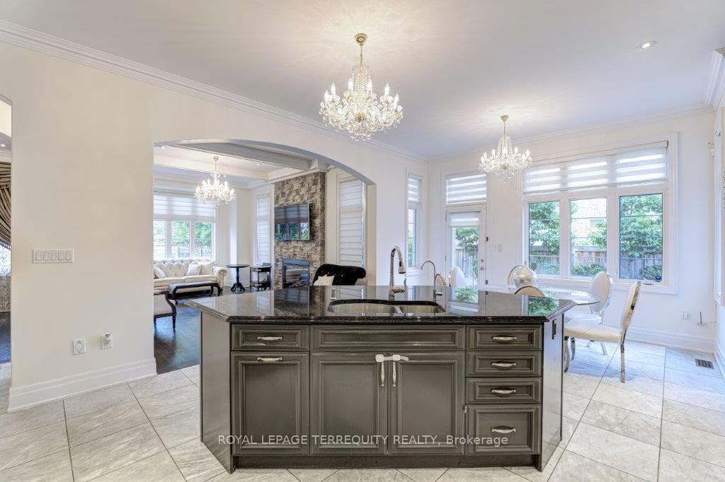182 Hoey Crescent photo 10