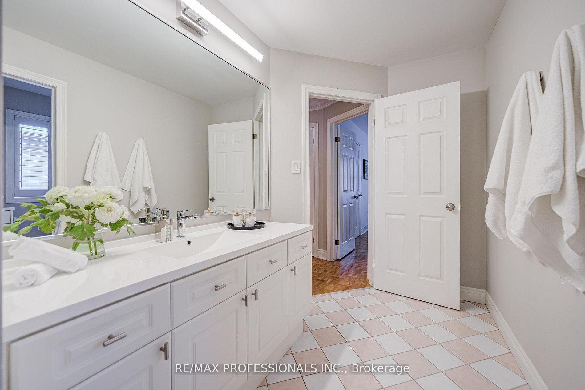 4662 Dundas Street photo 28