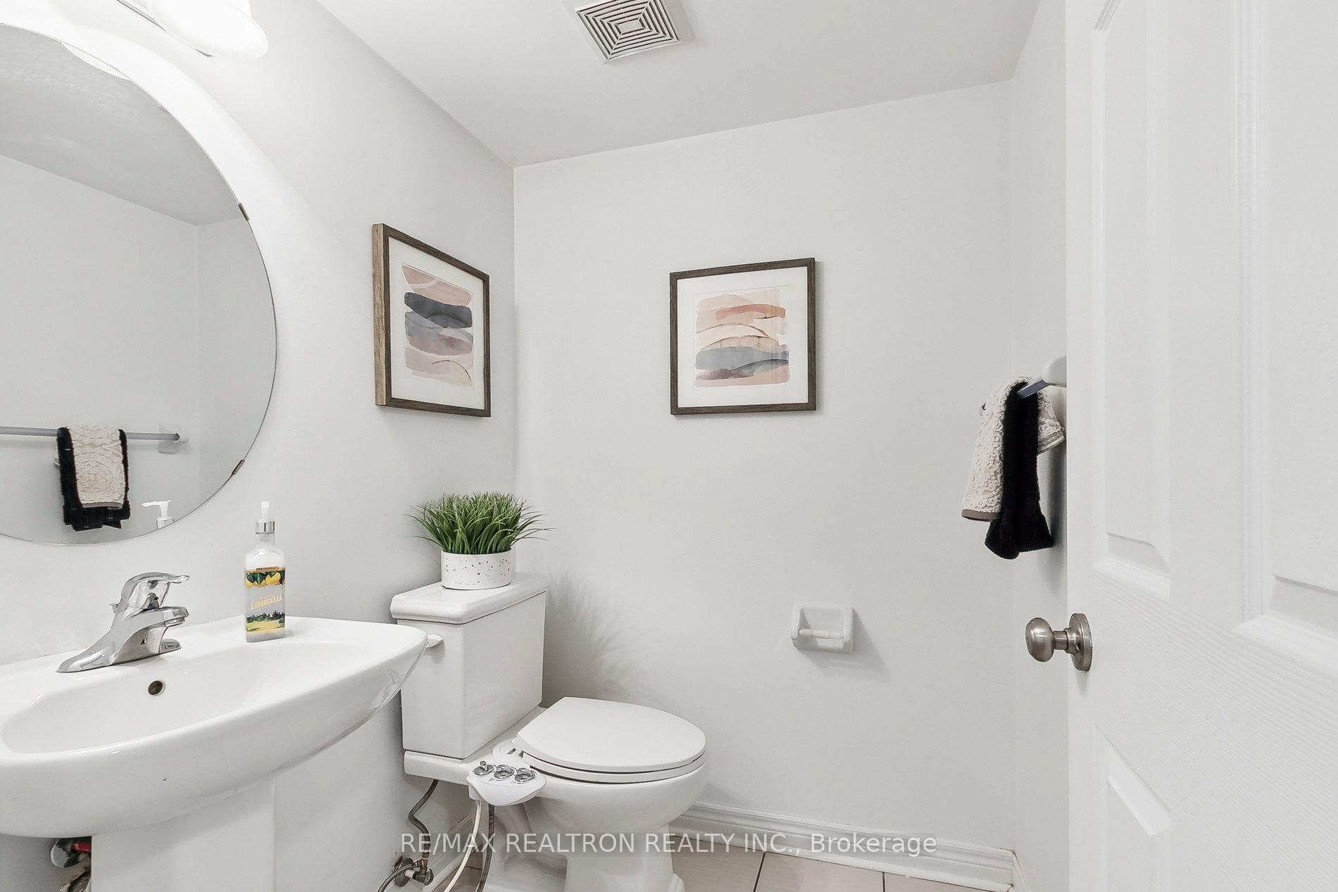3644A St Clair Avenue photo 11