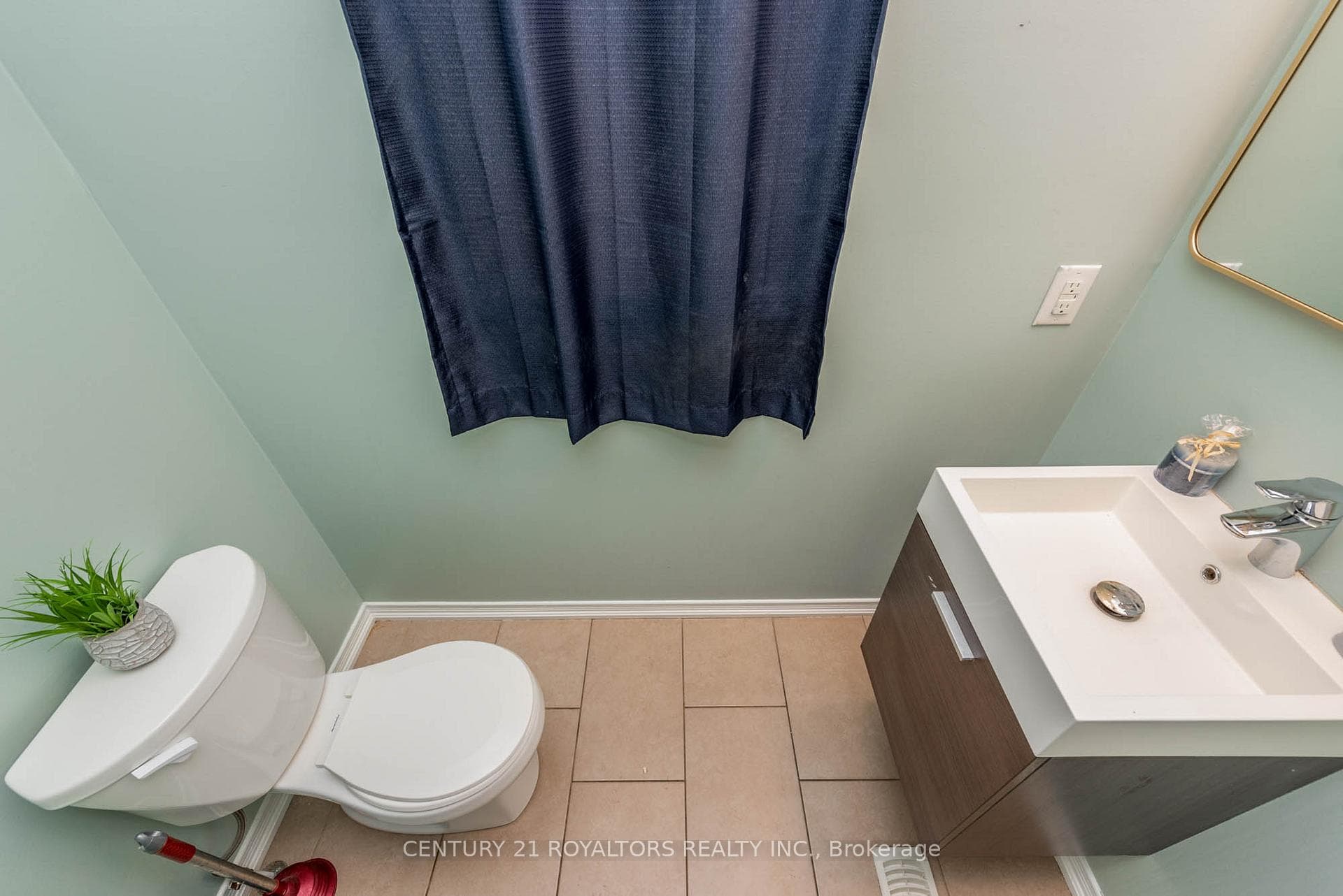 420 Queen Mary Drive photo 5