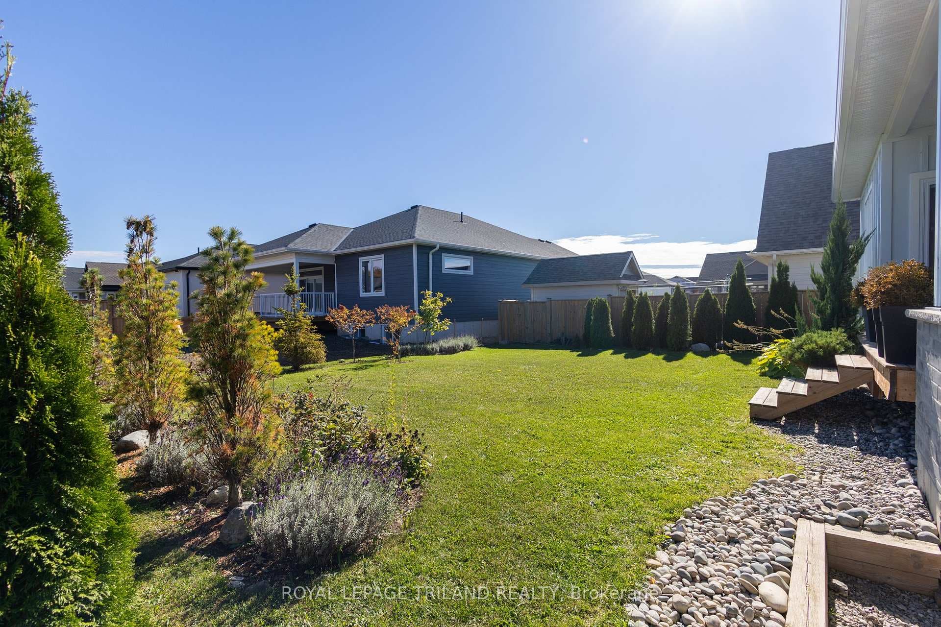 More of this superb exterior & backyard