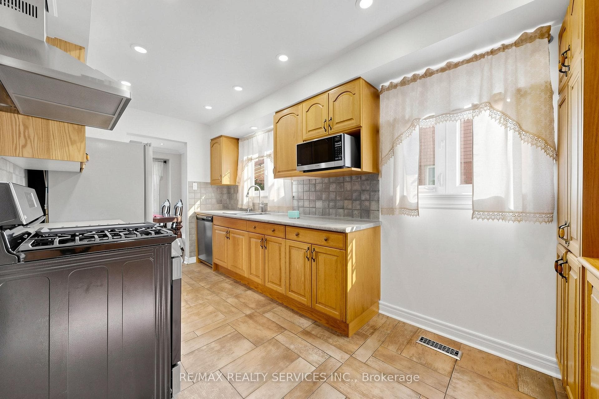 160 Newbridge Crescent photo 6