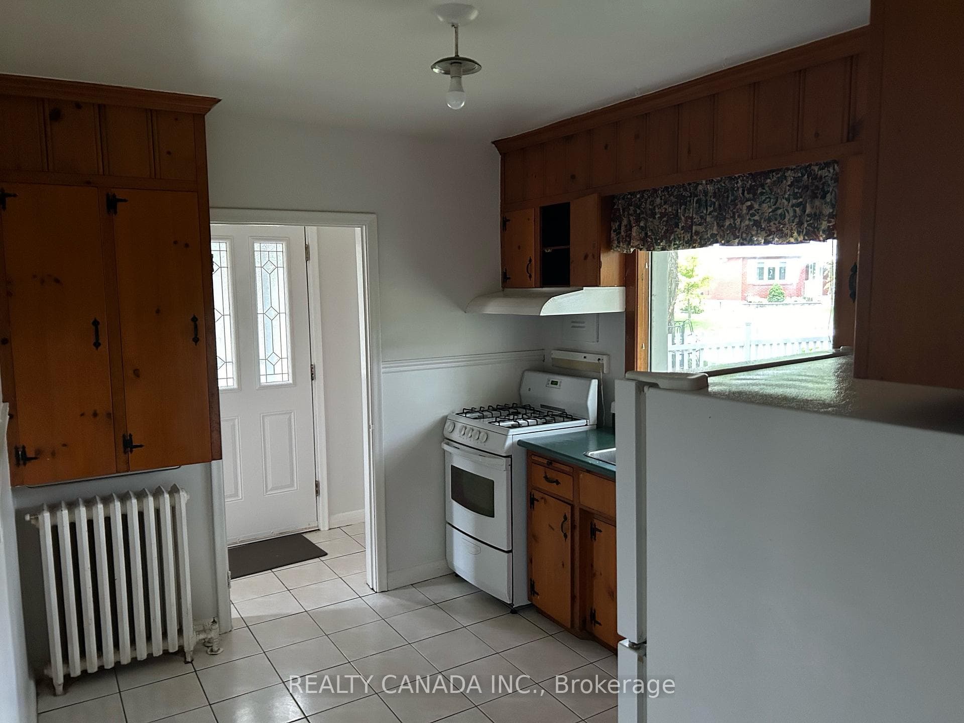 240 Warden Avenue photo 3