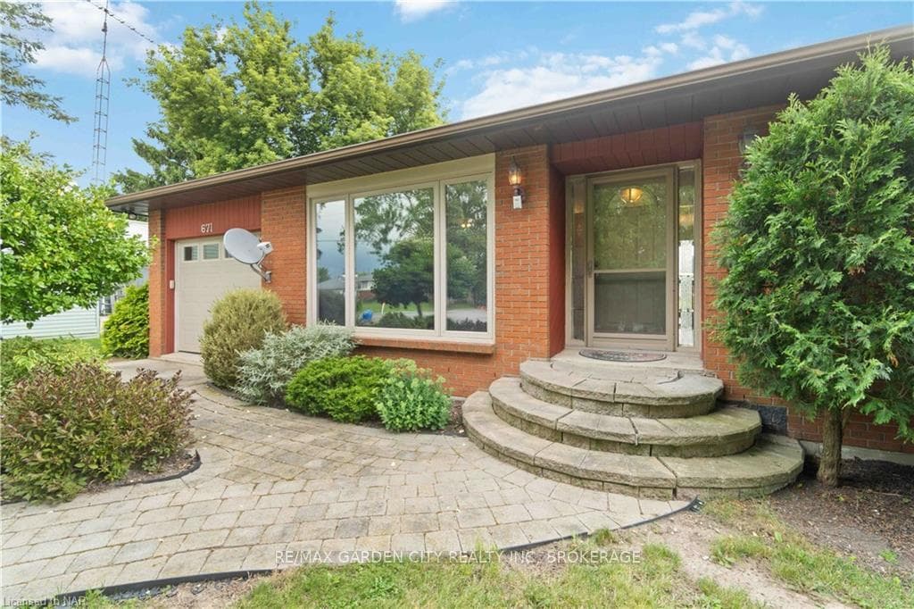 671 CANBORO Street photo 2