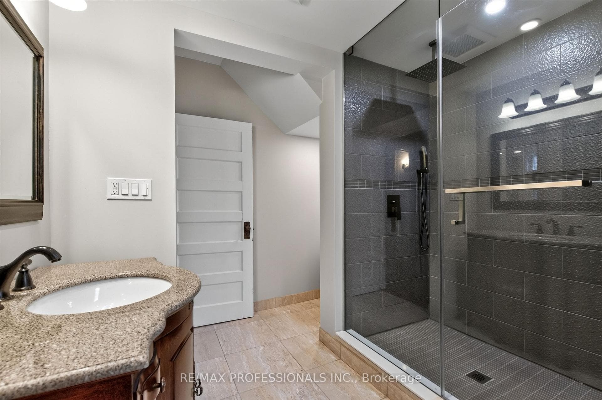 Unit 2-Second Floor 2 Bedrooms