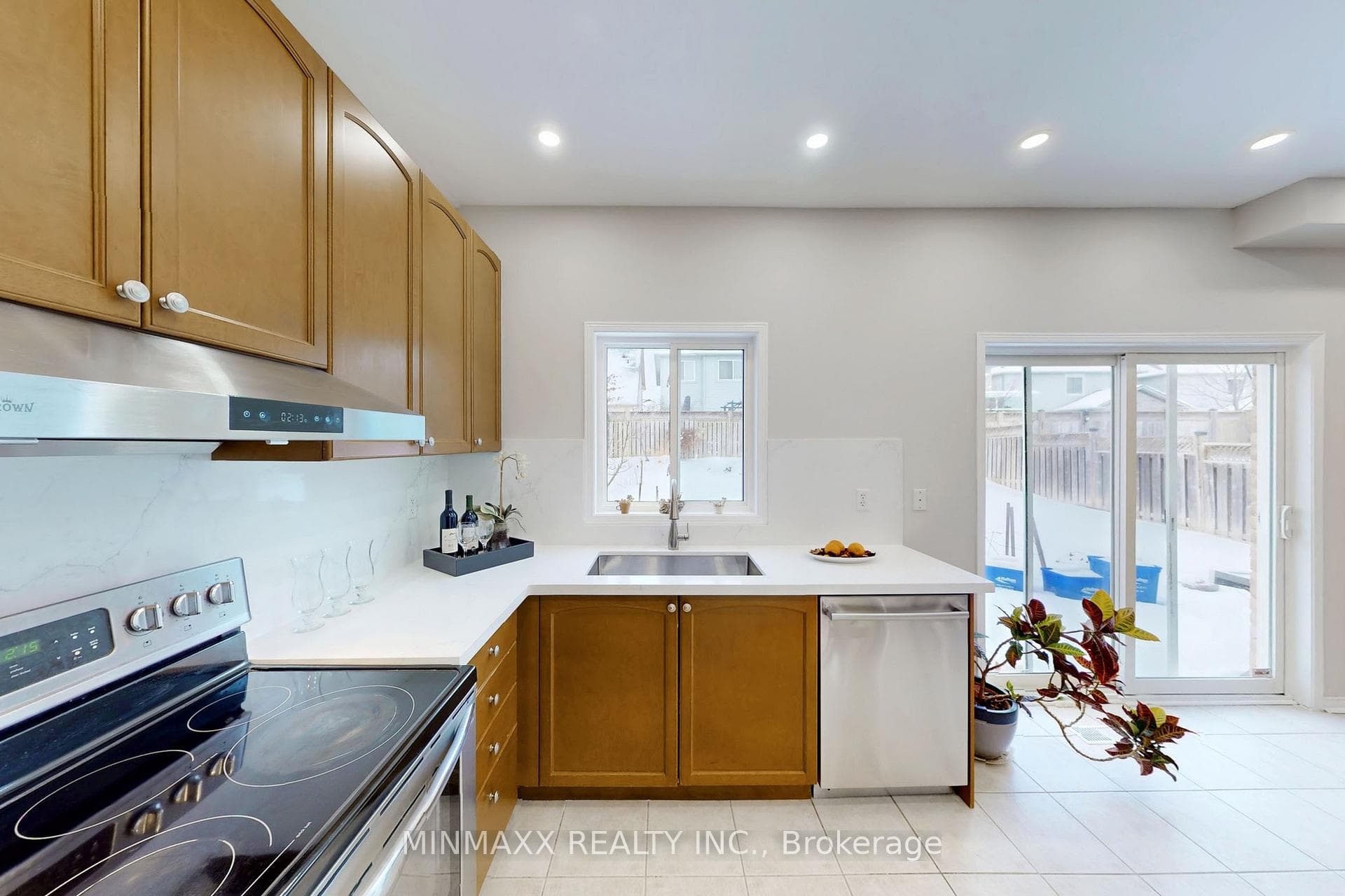 1081 Holdsworth Crescent photo 16