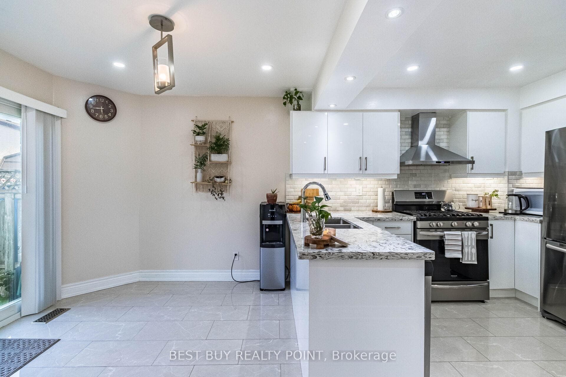 865 Attersley Drive photo 6
