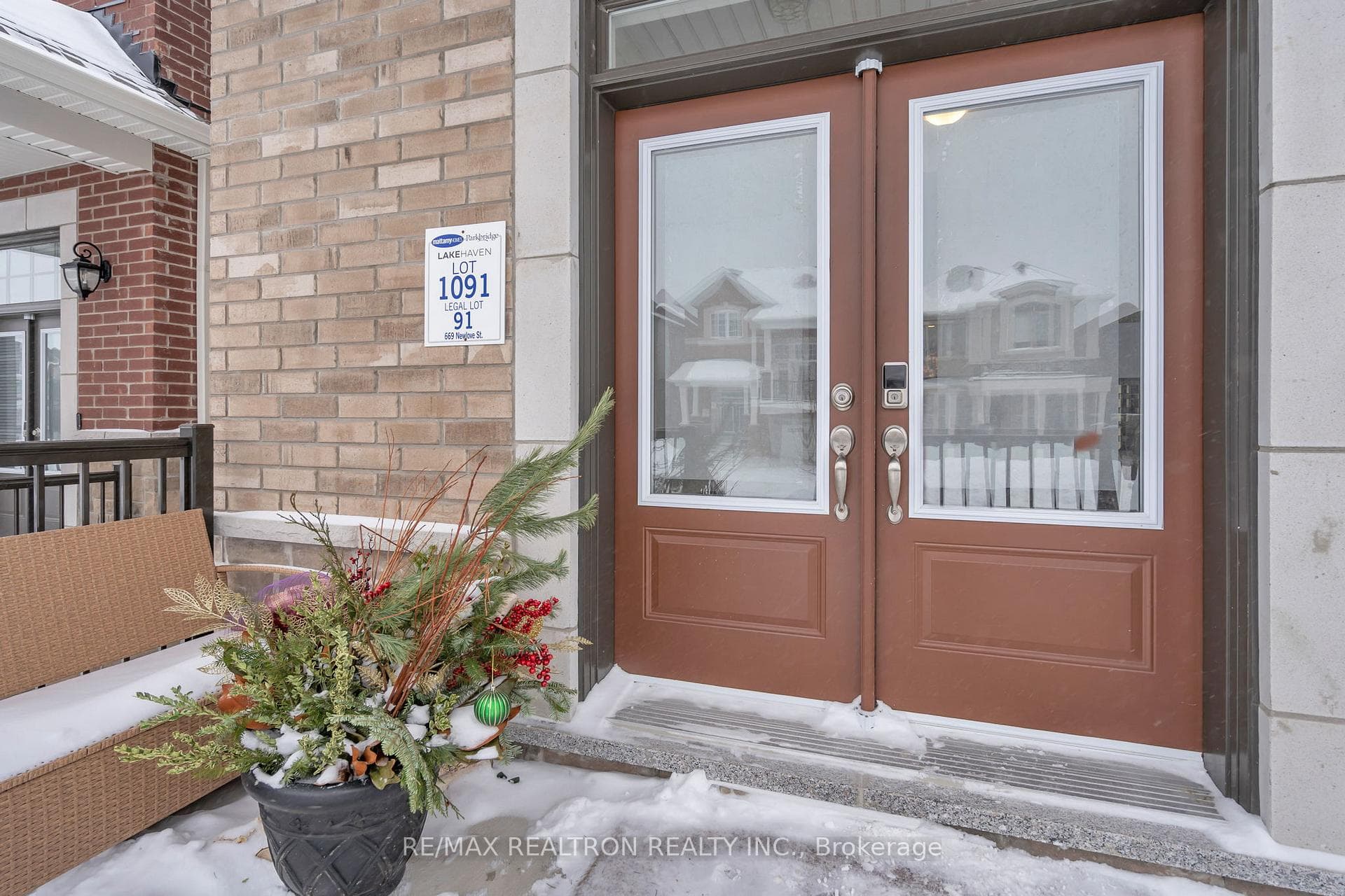 669 Newlove Street photo 2