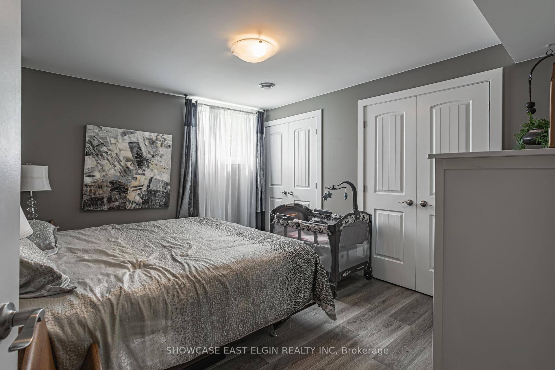 5285 Wales Crescent photo 20