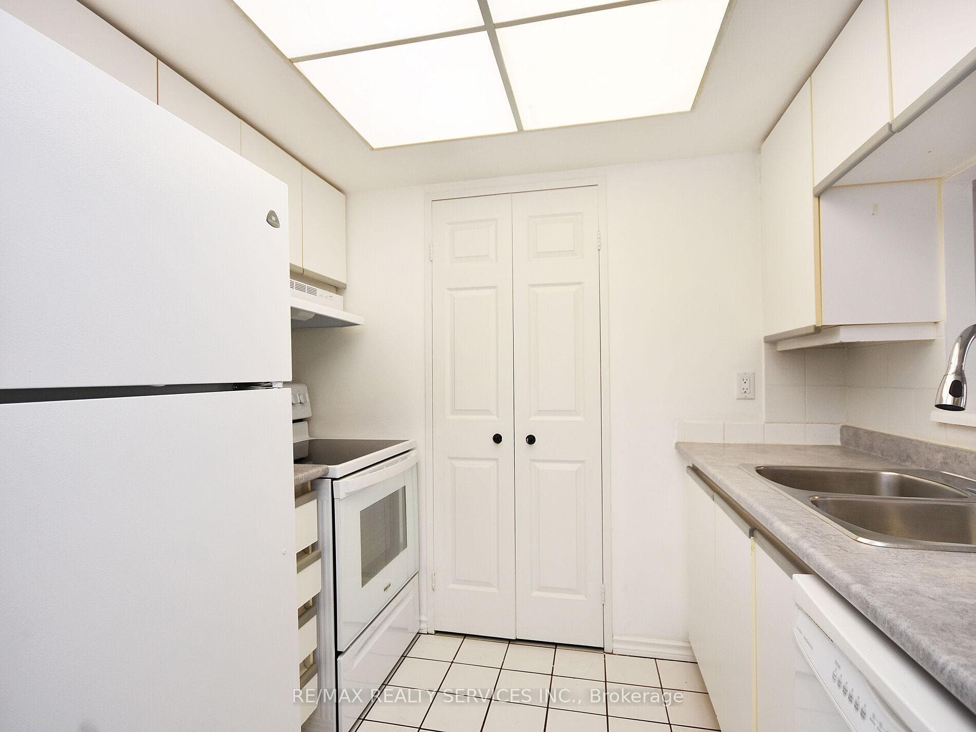 285 Enfield Place Unit 1402 photo 11