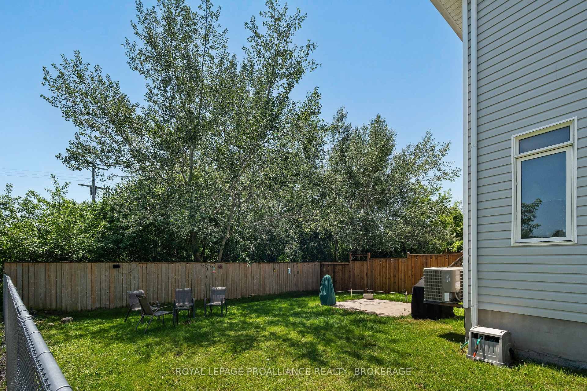 925 Blossom Street photo 4