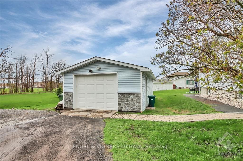 1199 OLD MONTREAL Road Unit B photo 25