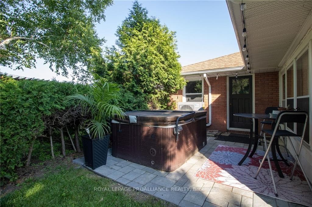 2 HARDY Crescent photo 28