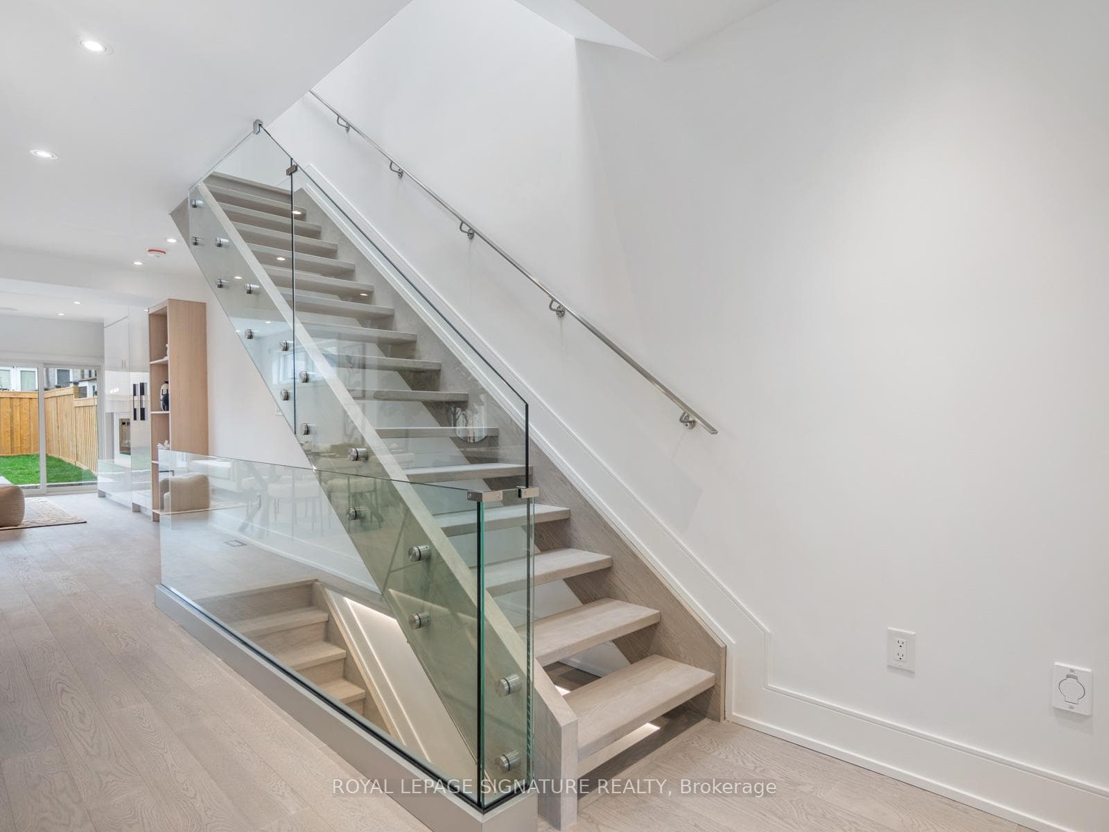 80 Holborne Avenue photo 17