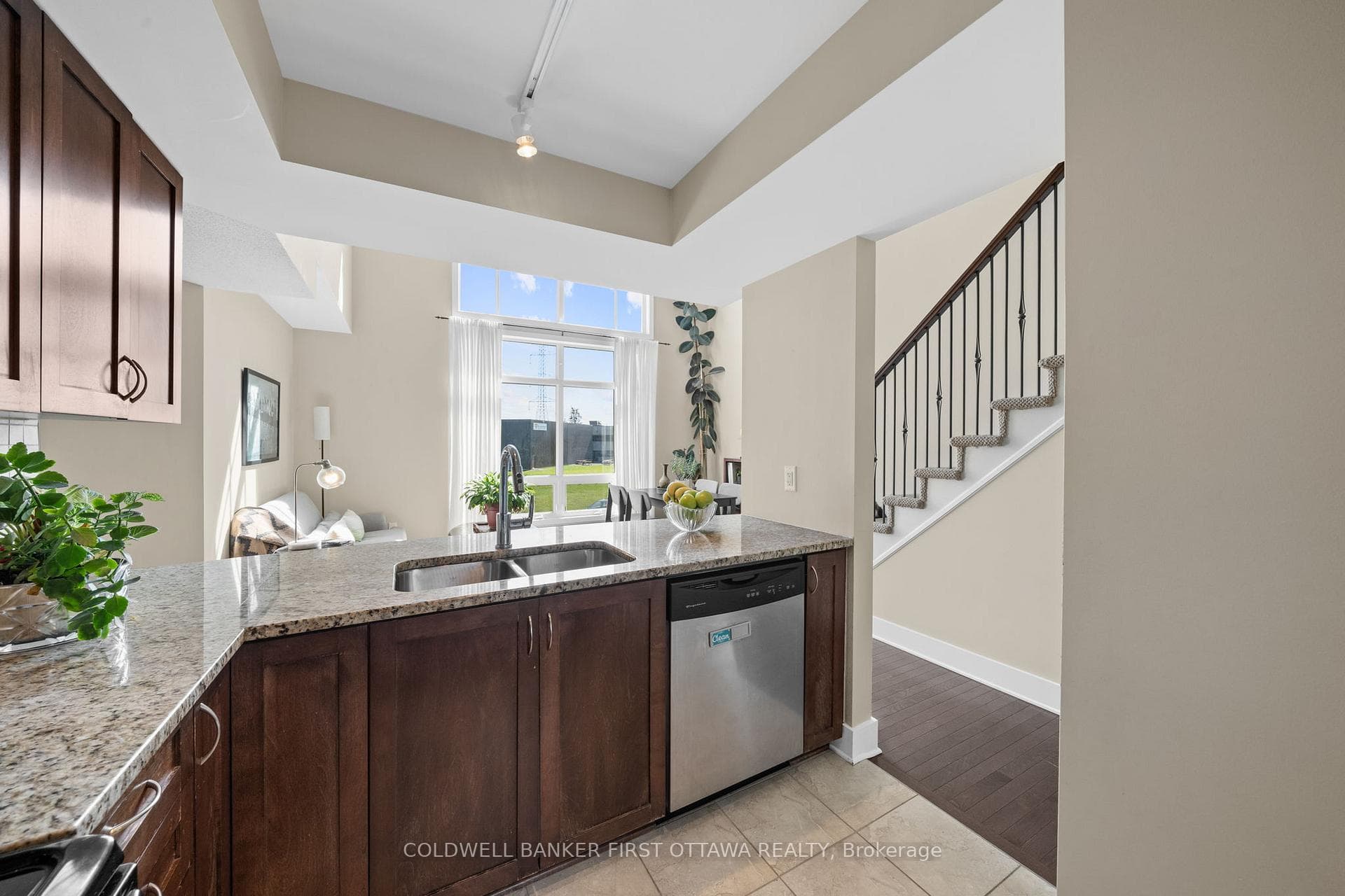 75C COLONNADE Road photo 7