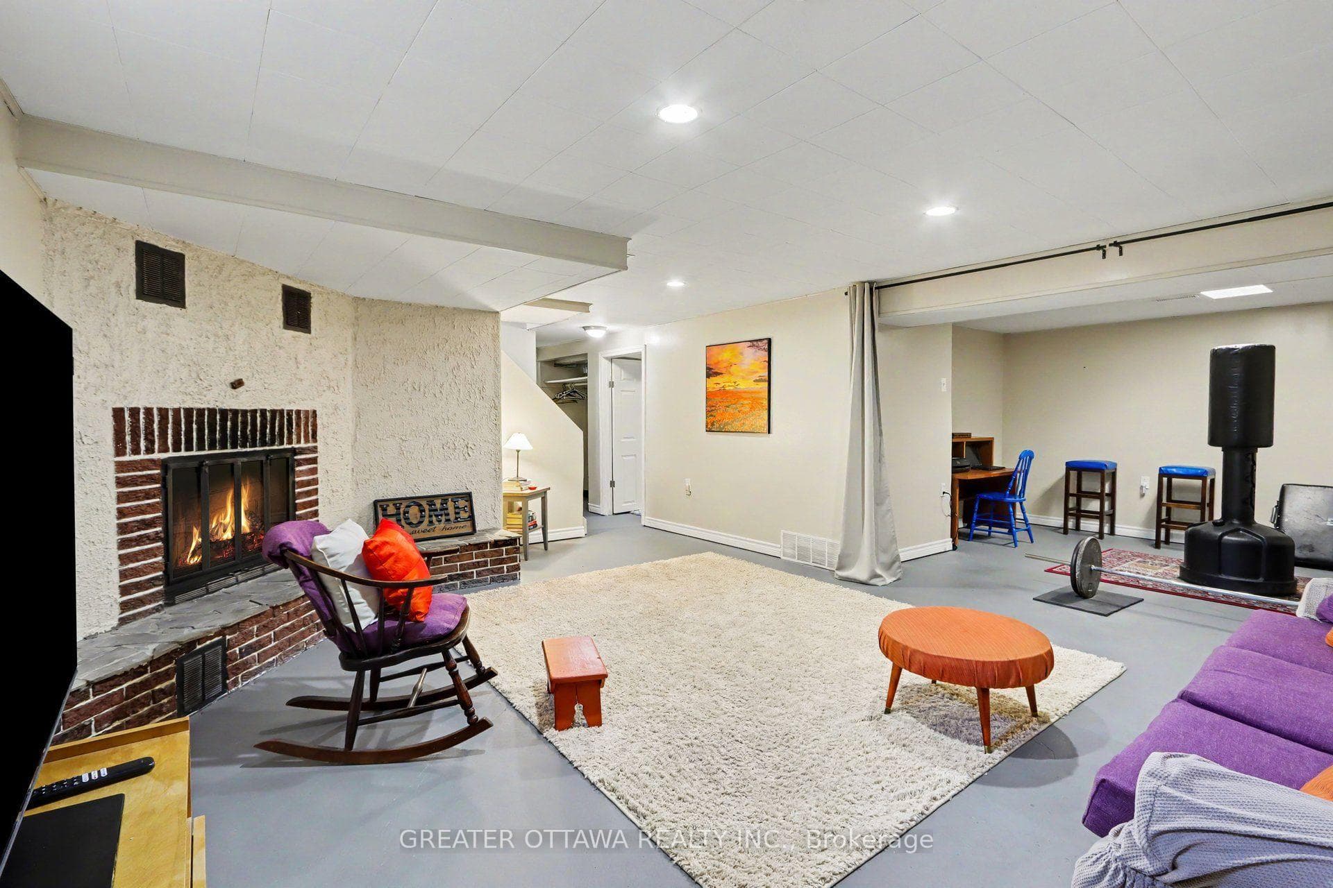 Such a nice big family room.