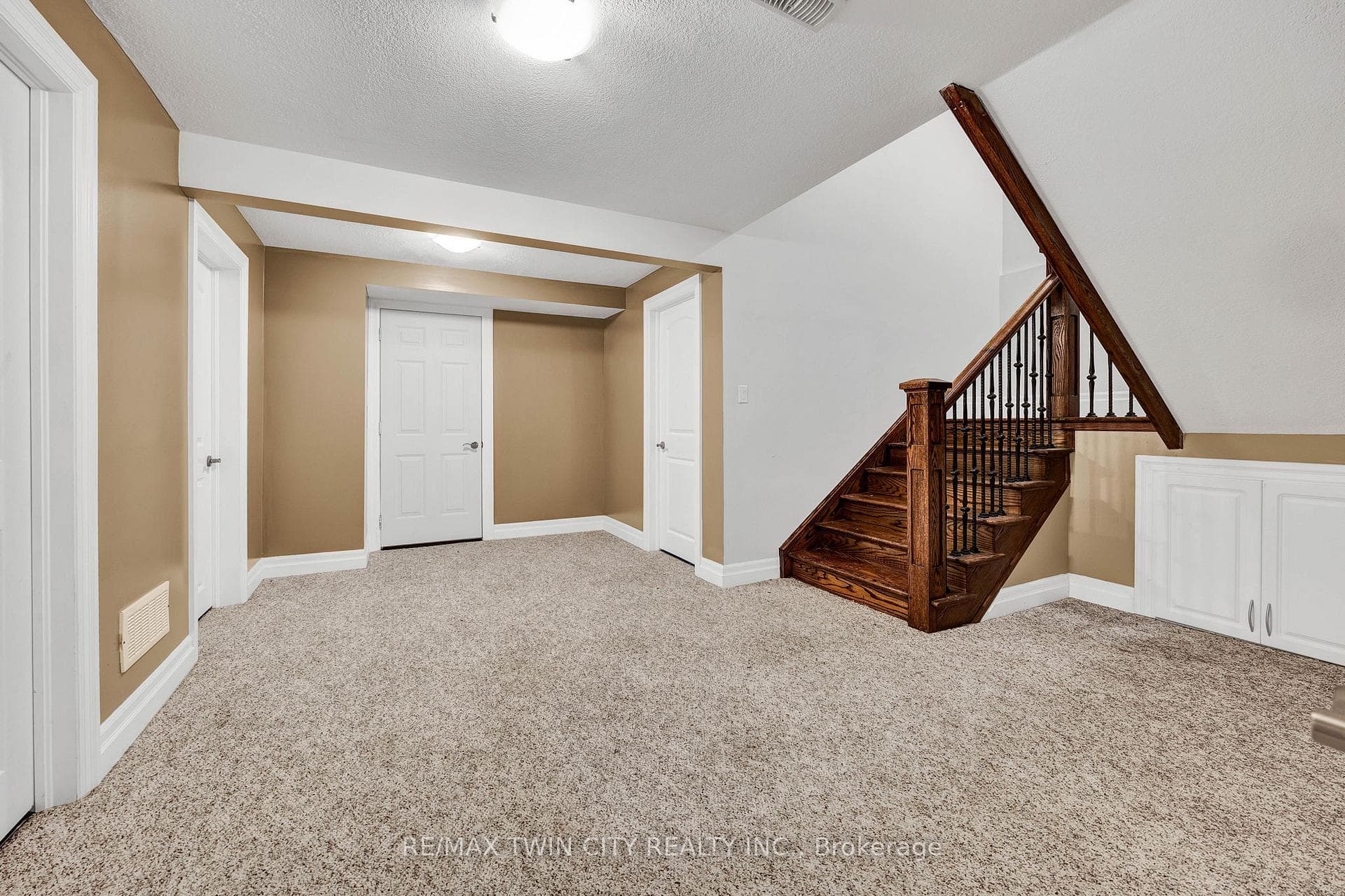 228 LONGVIEW Crescent photo 27