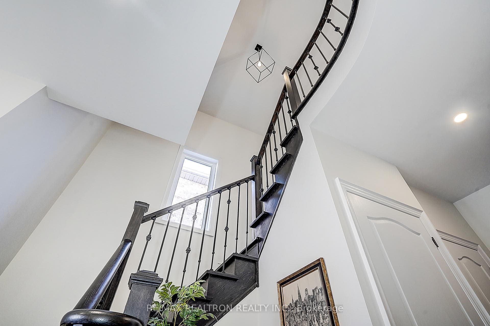 571 Davos Road photo 8