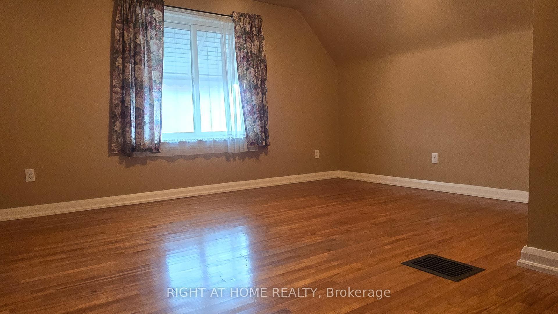 65 Ellis Crescent photo 12