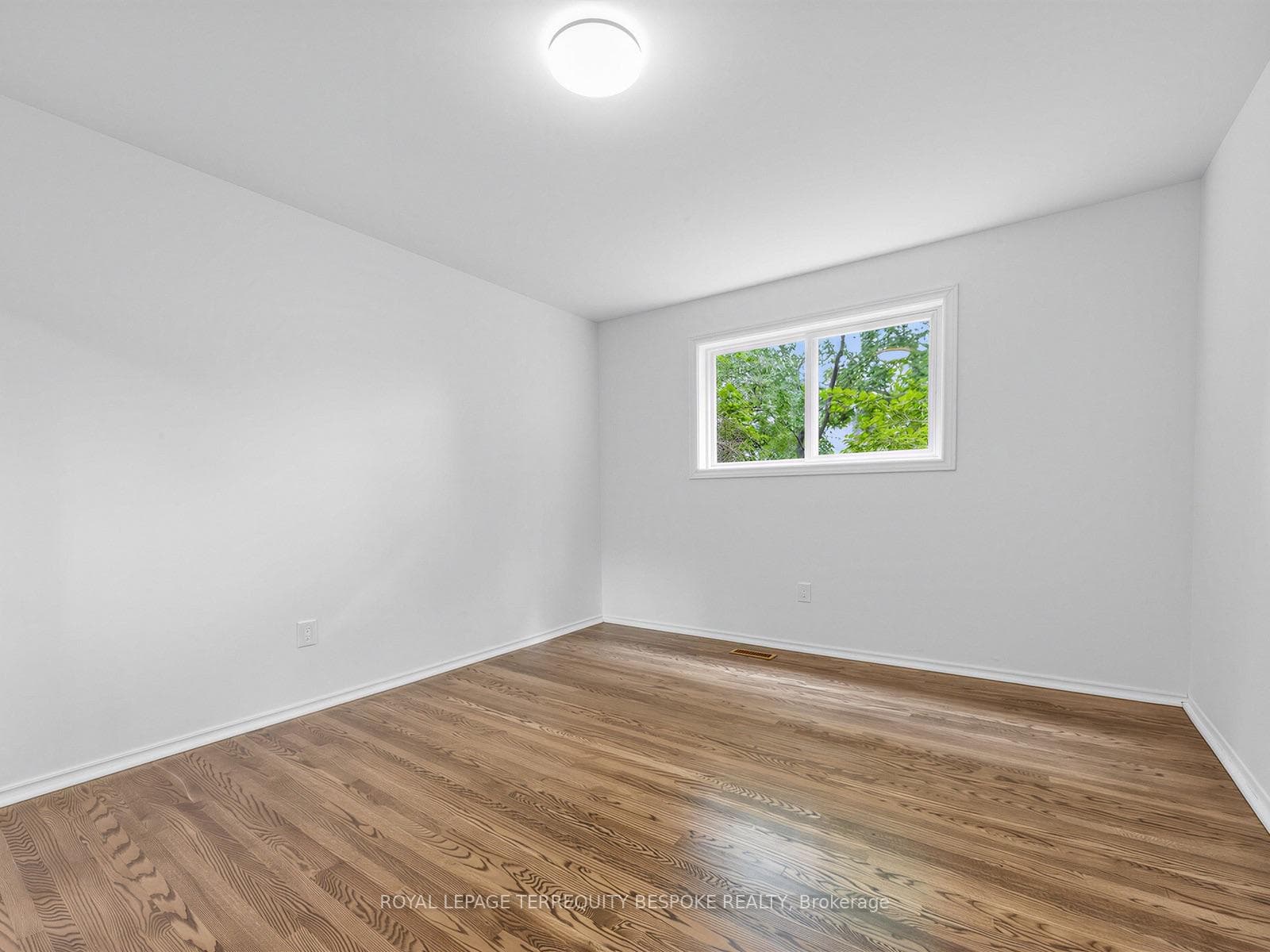 9 Midcroft Drive photo 28