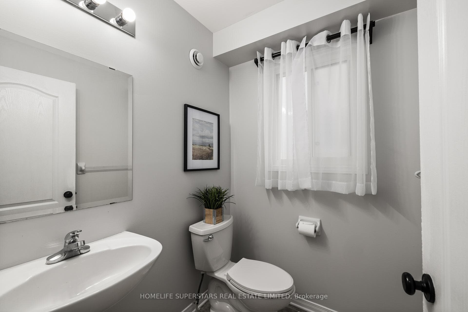 1379 Atkinson Street photo 3