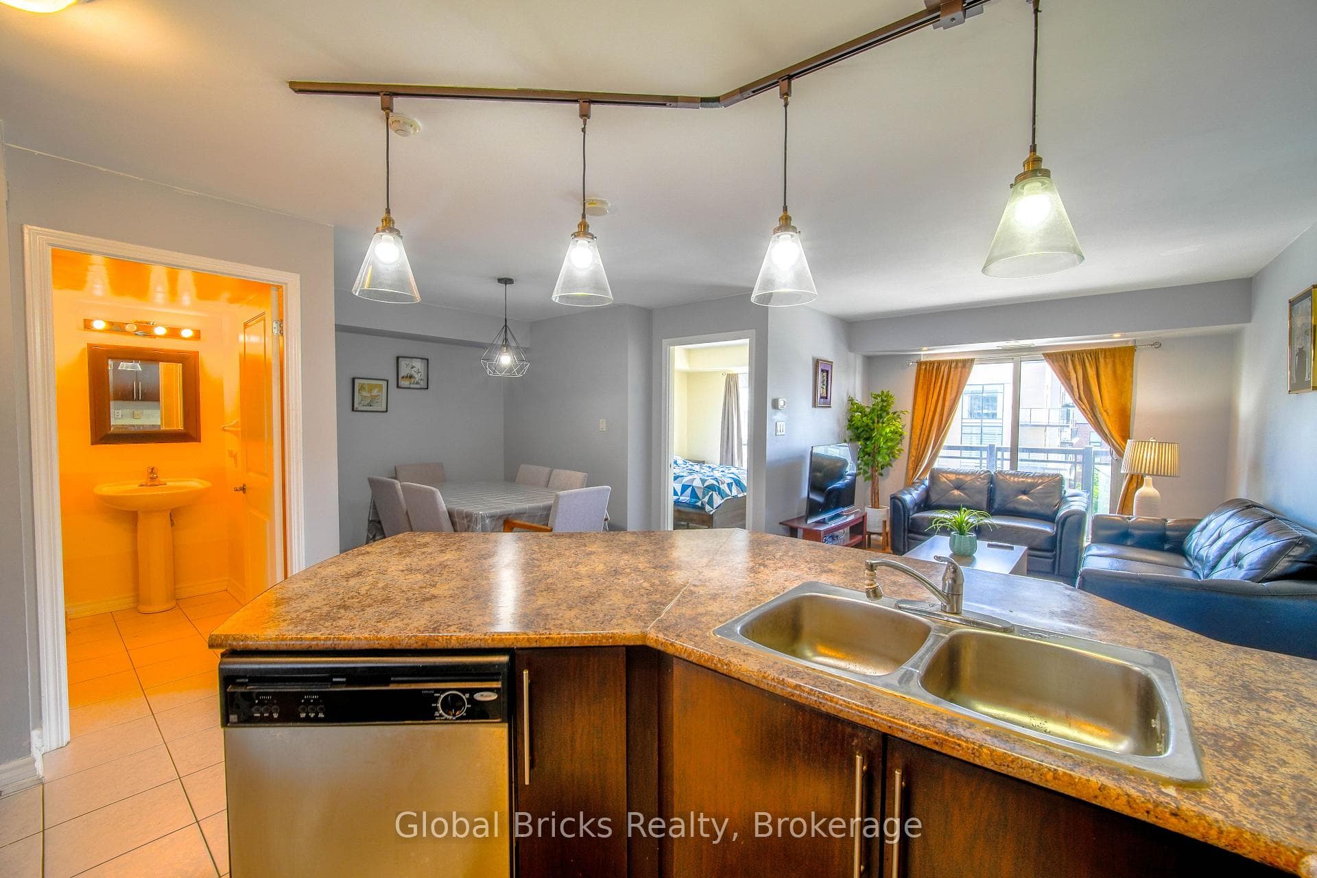 872 Sheppard Avenue photo 6