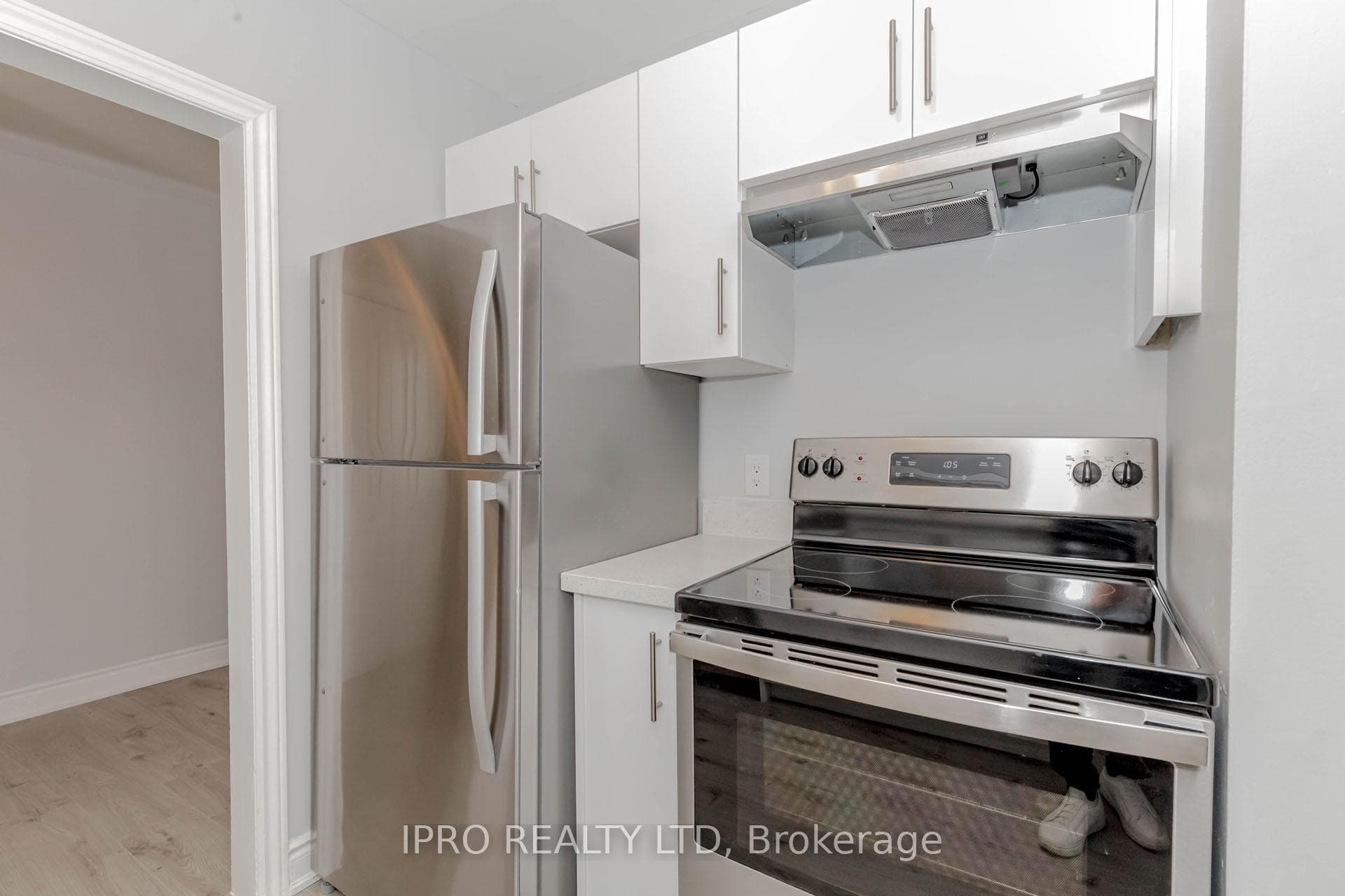 17 Town House Crescent photo 8