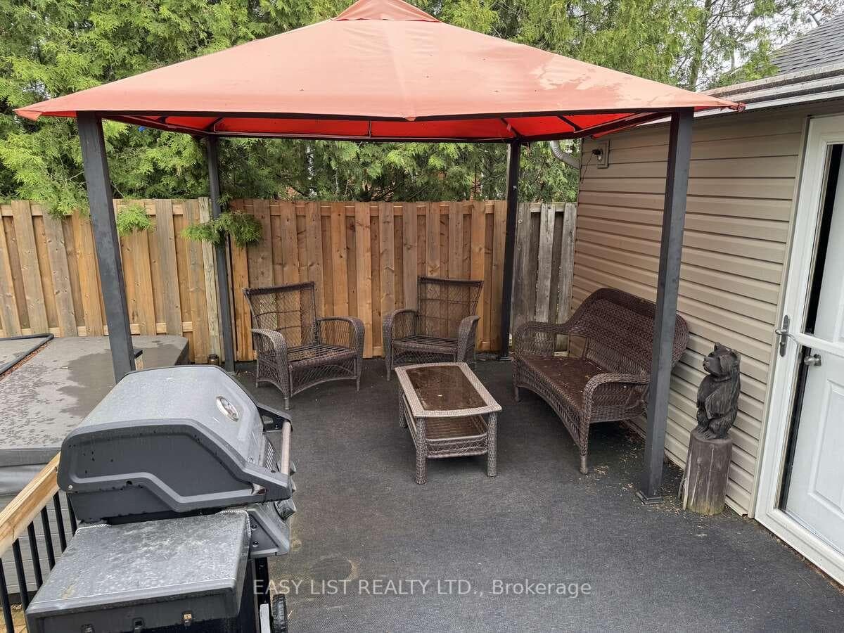 210 Shackleton Street photo 18