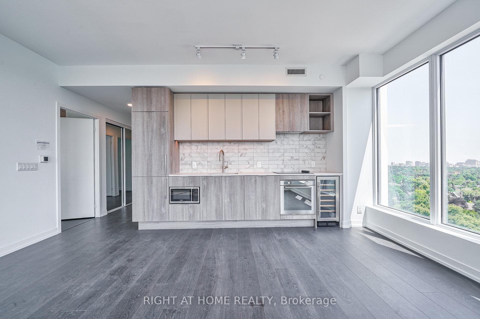 2020 Bathurst Street Unit 1821 photo 6