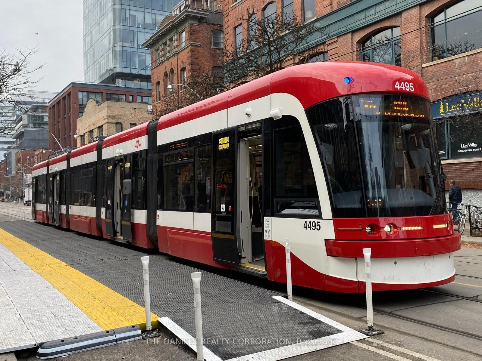 Steps to TTC Streetcars