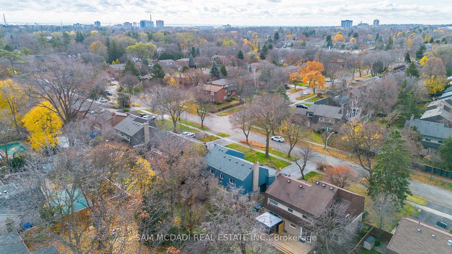 1624 Howat Crescent photo 26