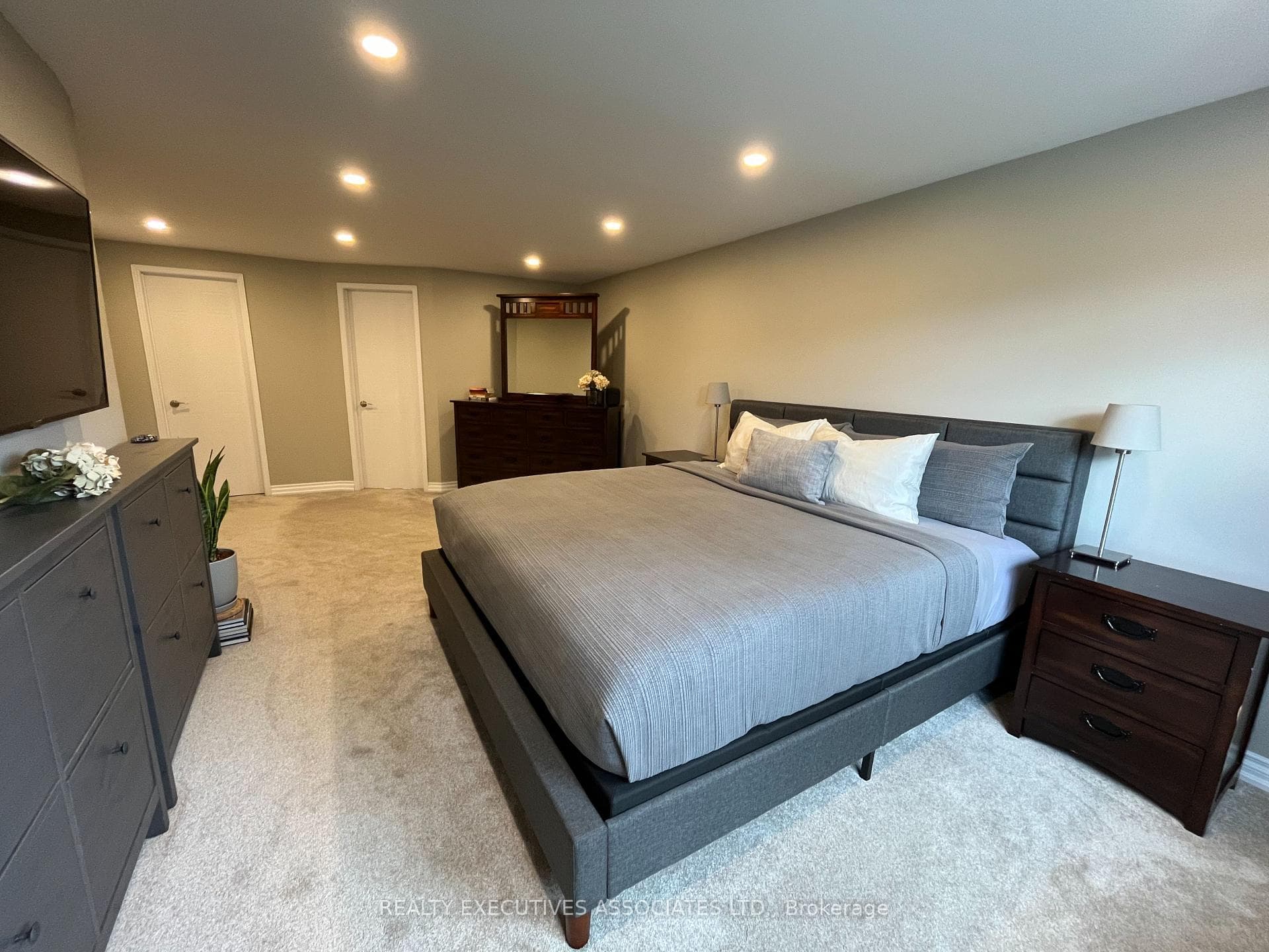 Primary Bedroom w/ ensuite & walk-in closet
