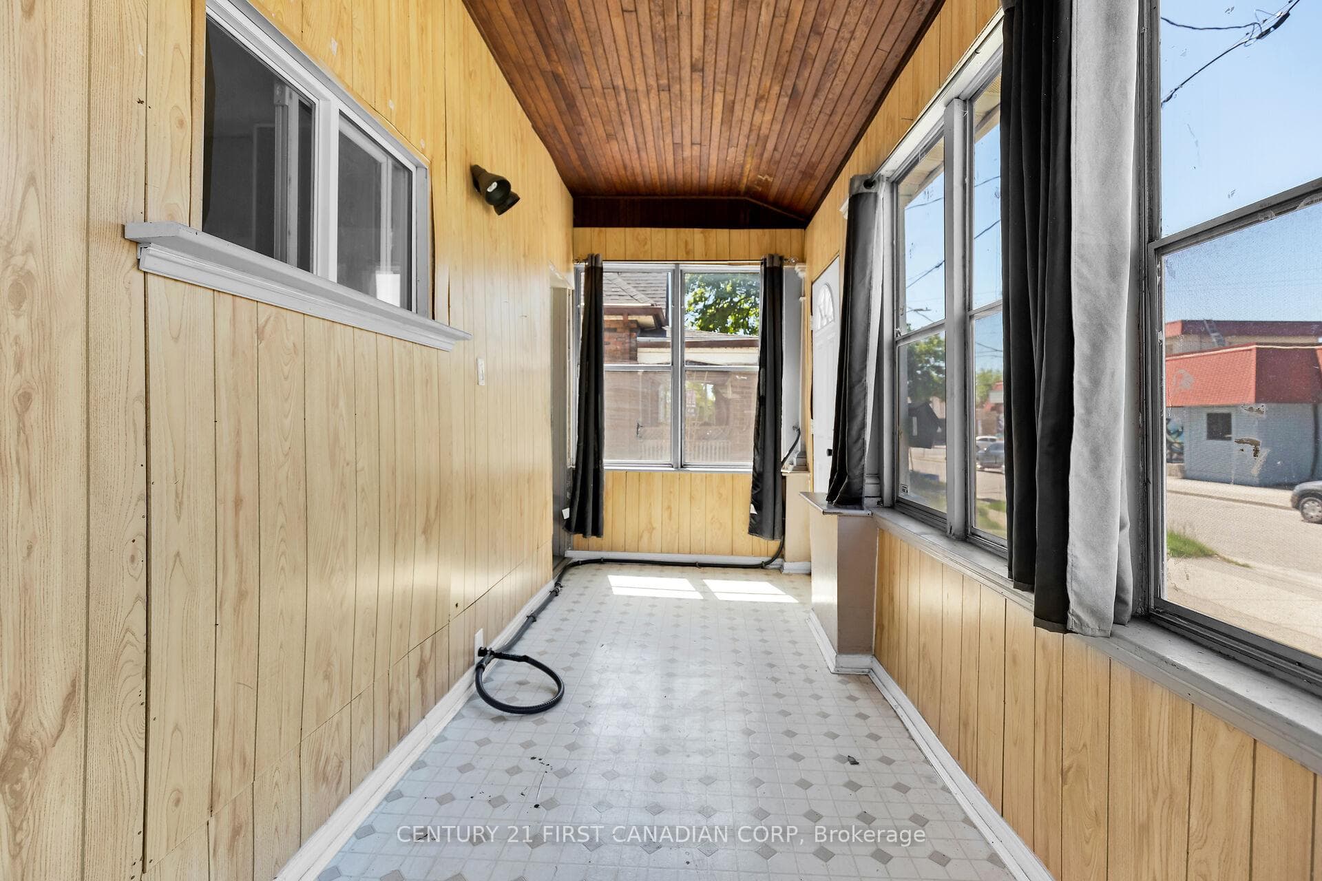 186 St Julien Street photo 4