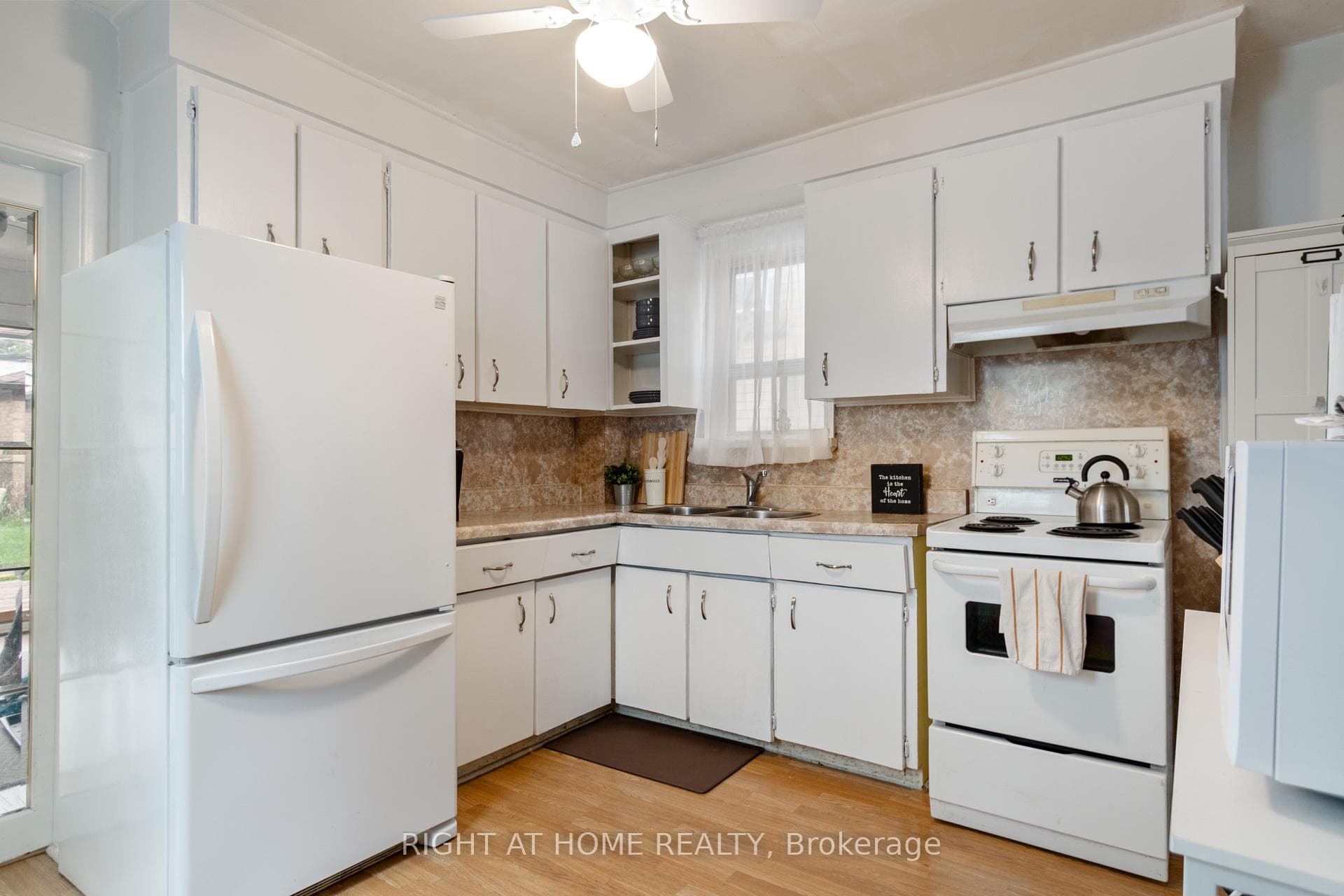 147 Harvie Avenue photo 3