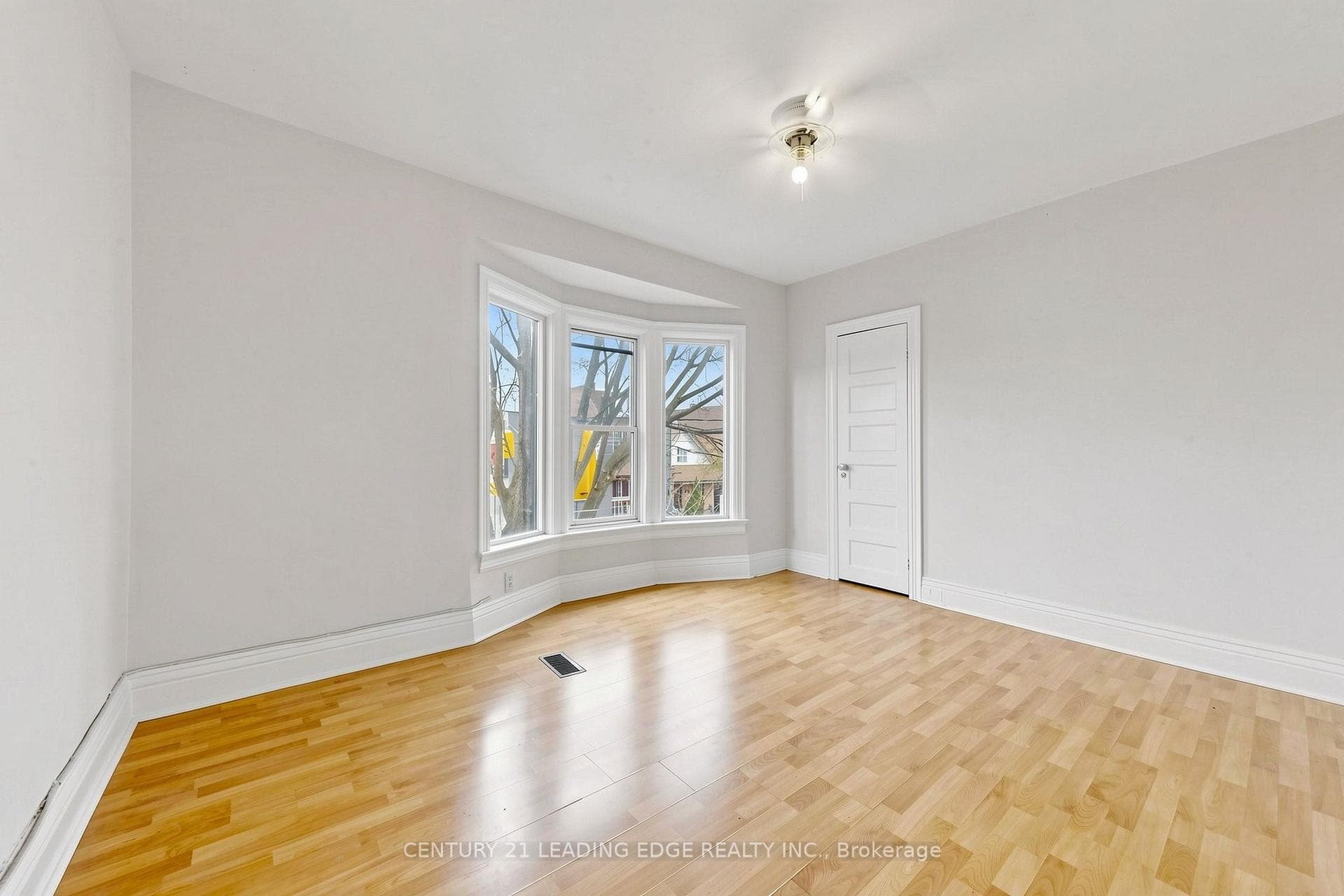 1132 DUFFERIN Street photo 5