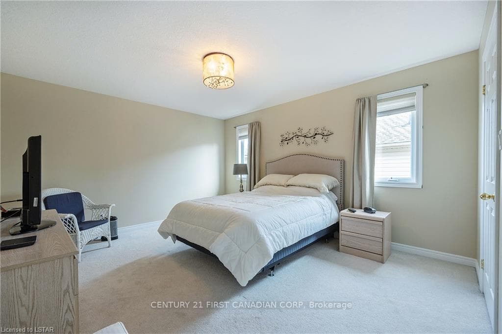 1184 THORNLEY Street photo 20