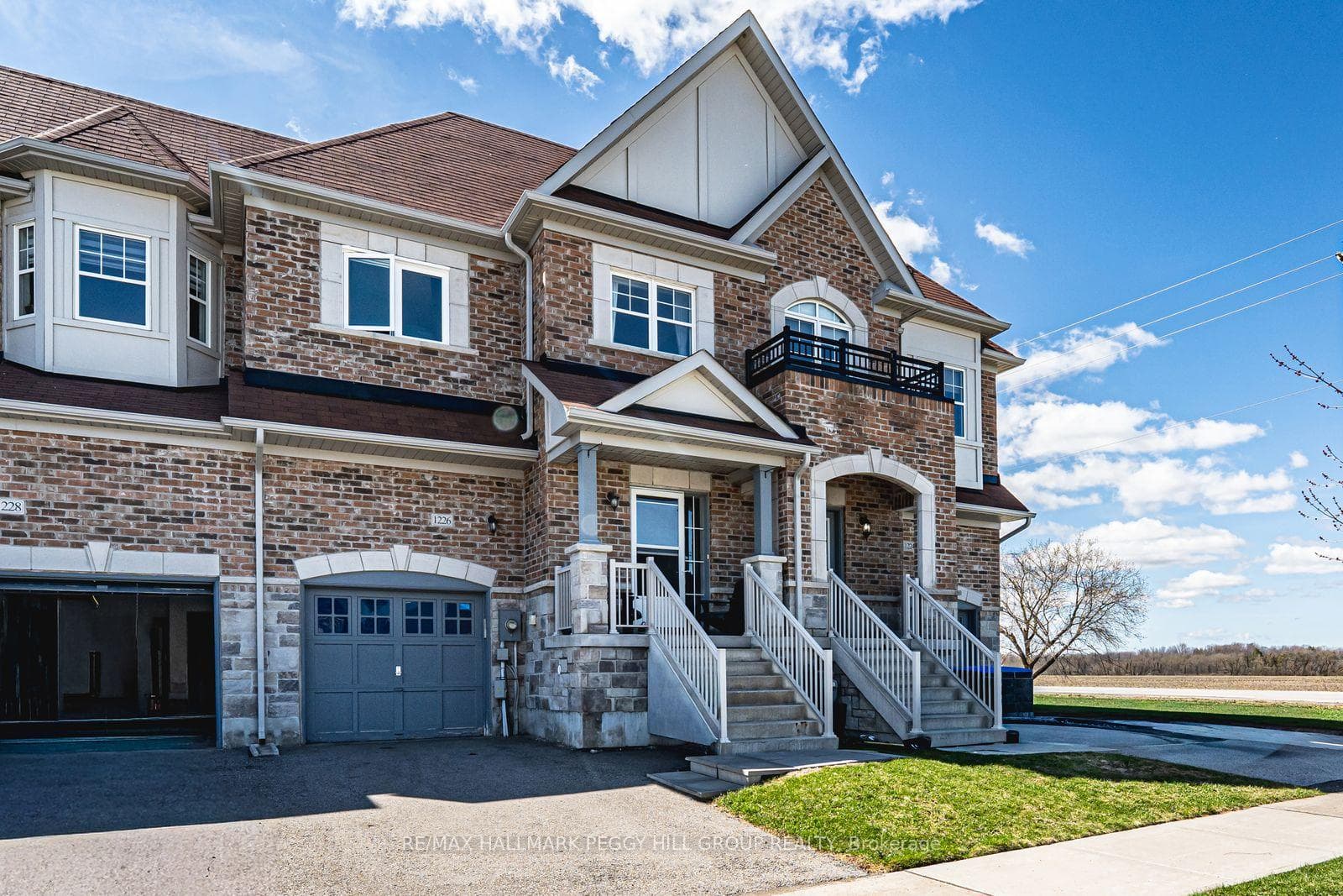 1226 Peelar Crescent photo 1