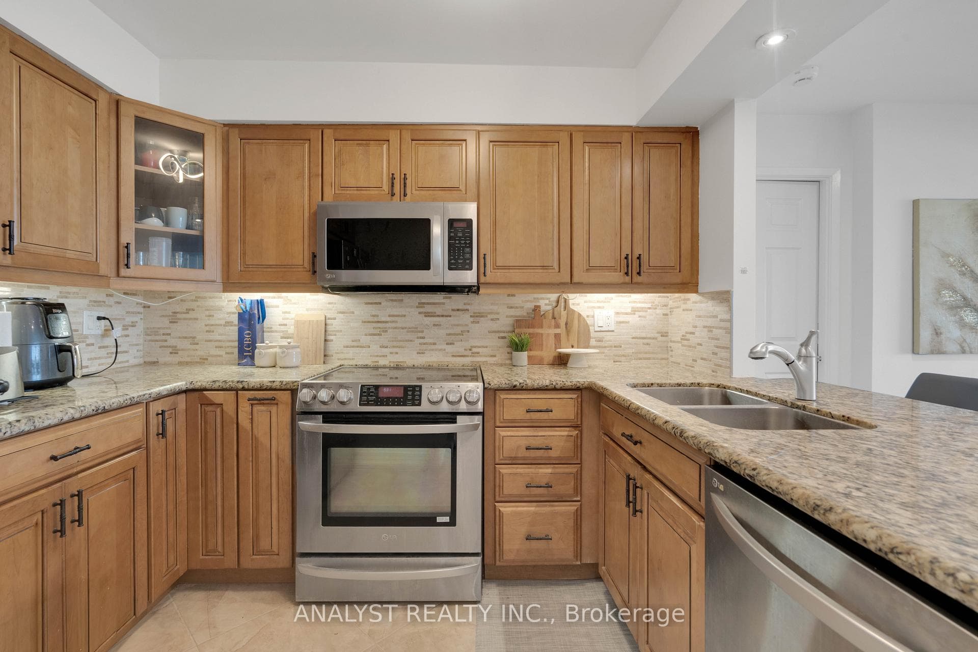 50 Eglinton Avenue Unit 909 photo 13