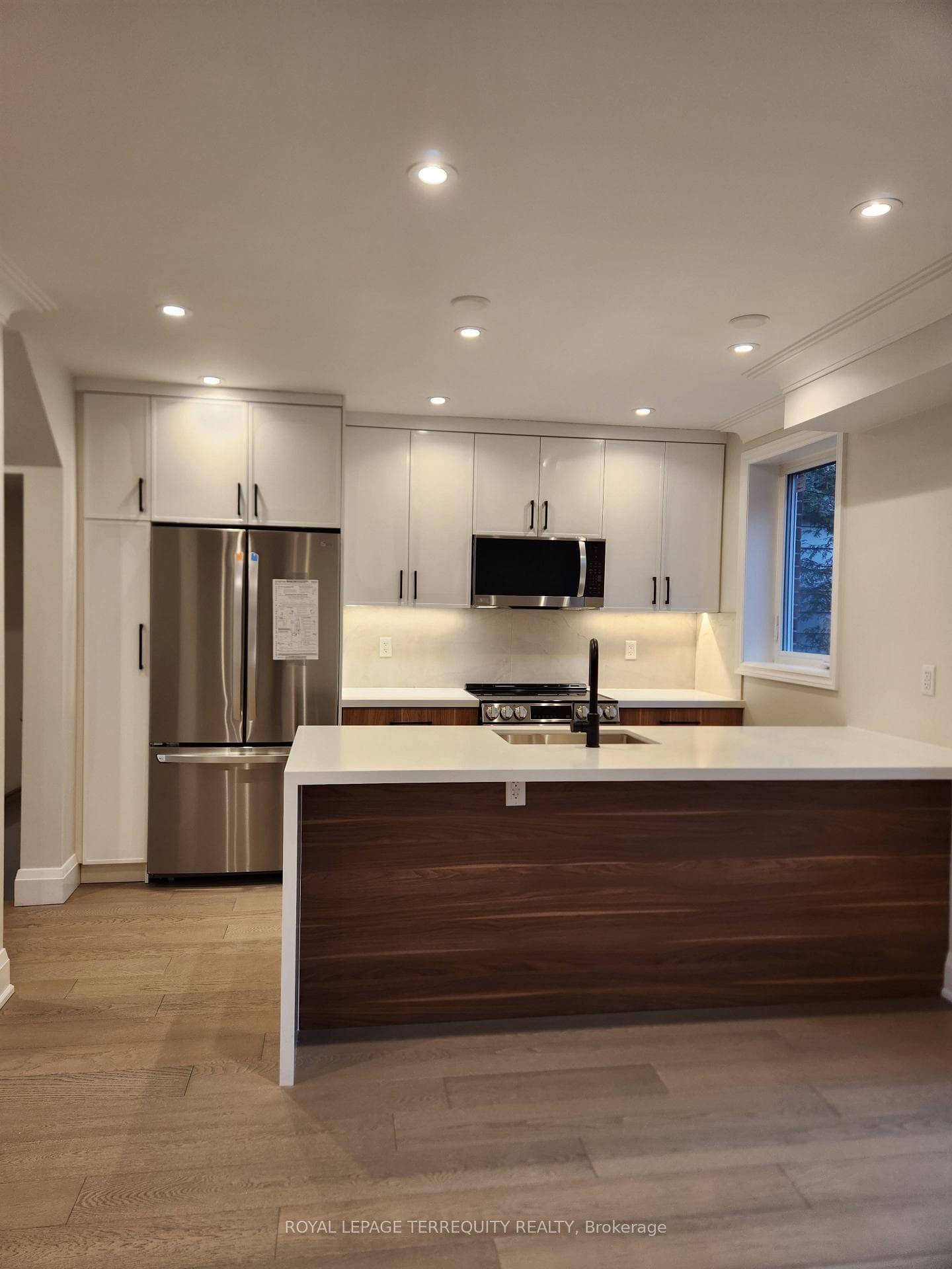 341 Lawrence Avenue photo 6