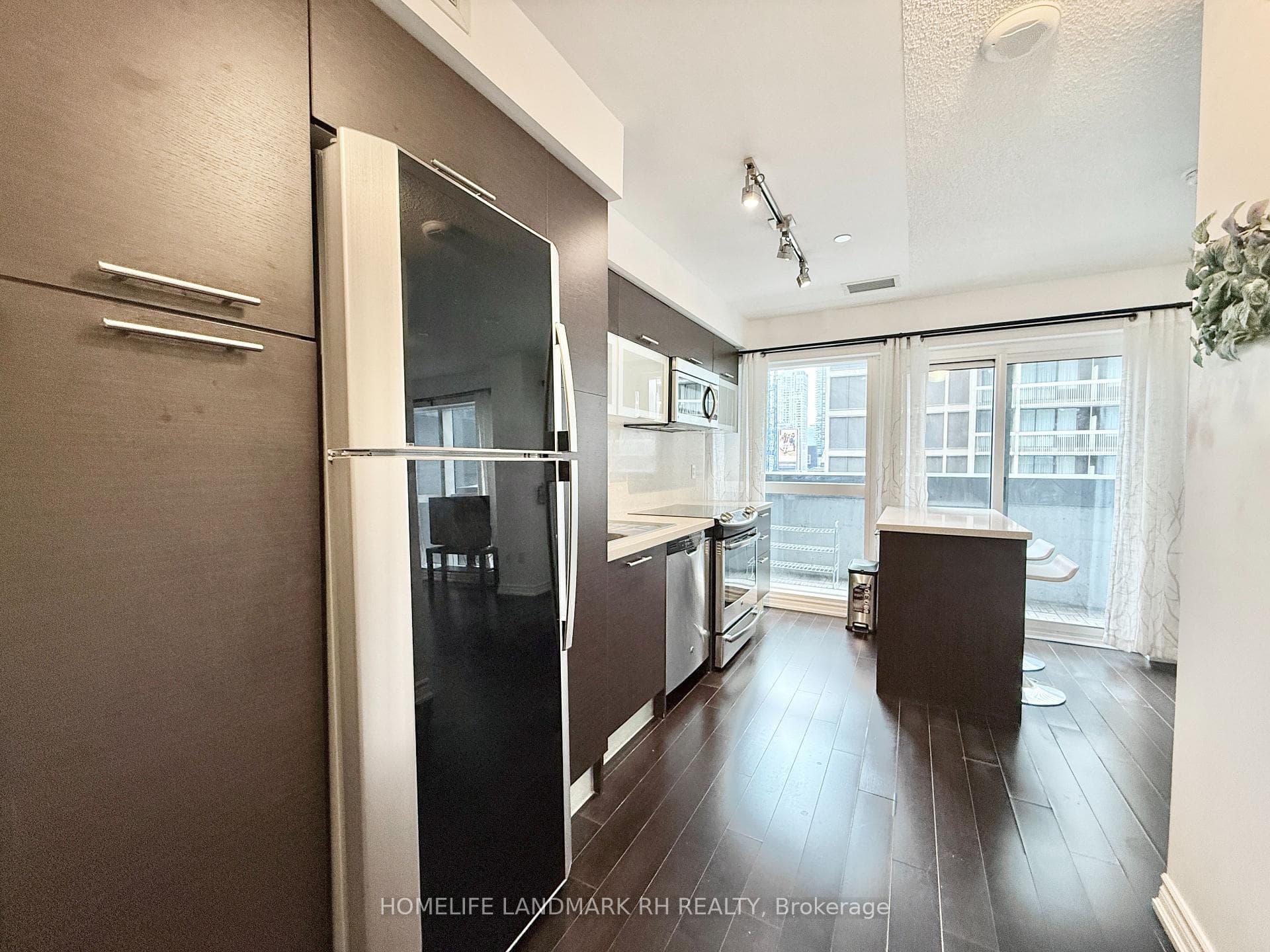386 Yonge Street Unit 512 photo 3