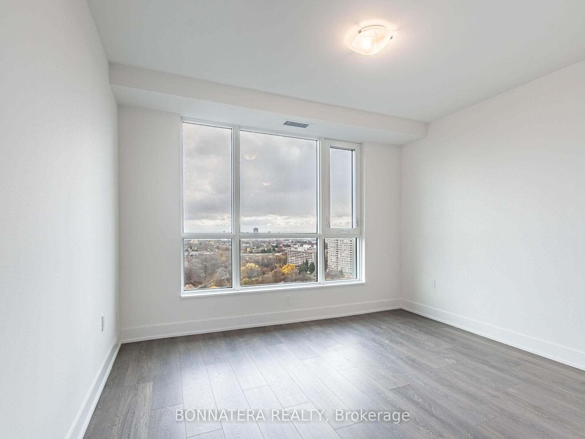 202 Burnhamthorpe Road Unit 1702 photo 23