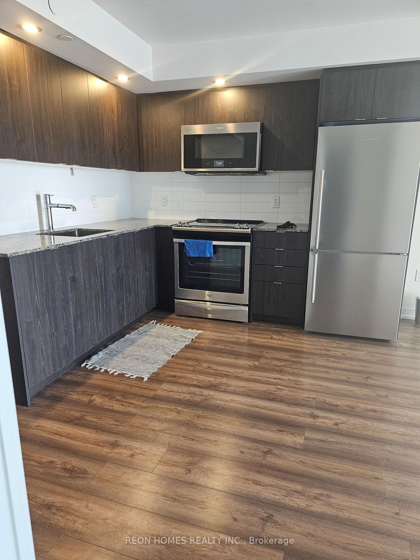 225 Village Green Square Unit 606 photo 3