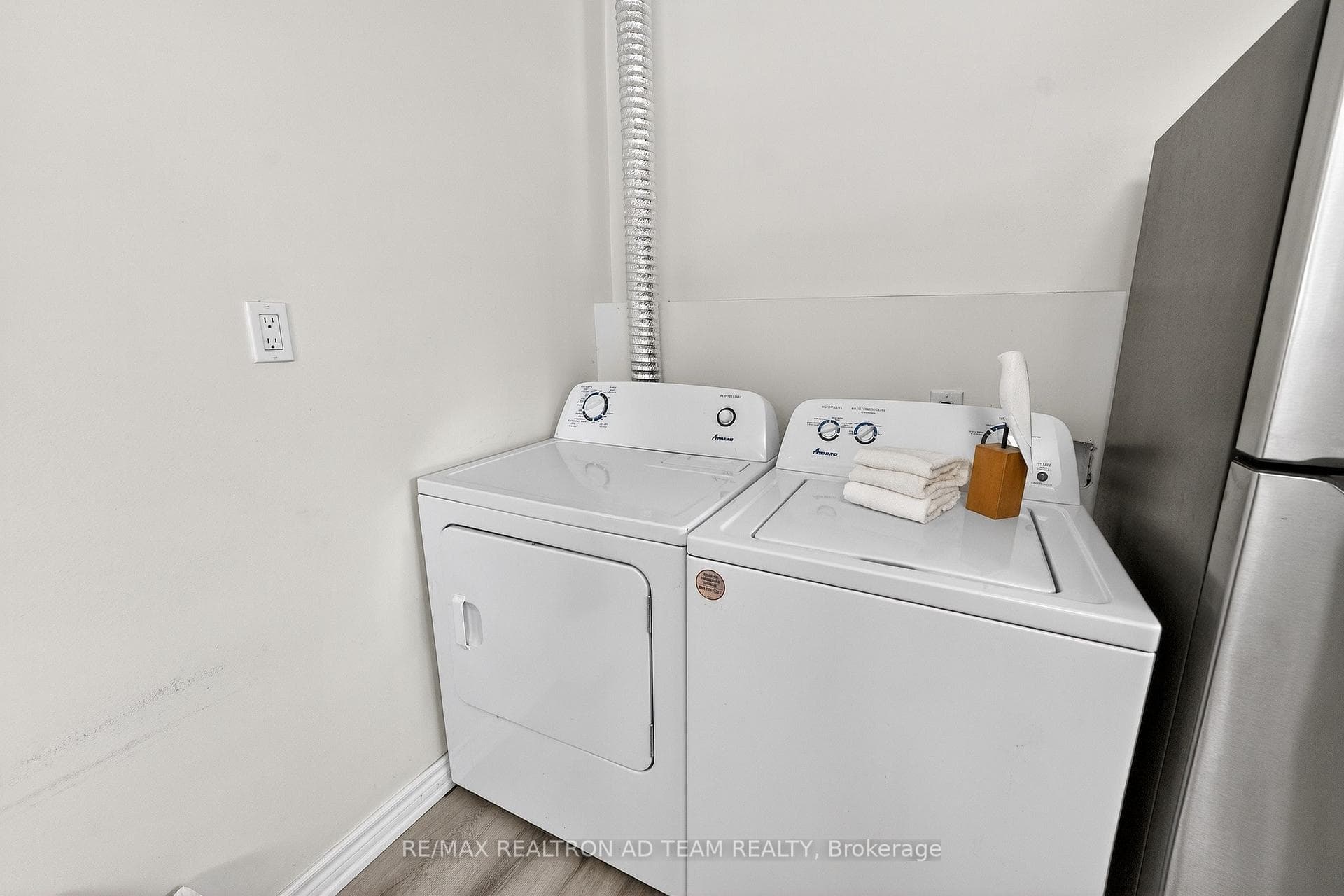 384 Elizabeth Street photo 11