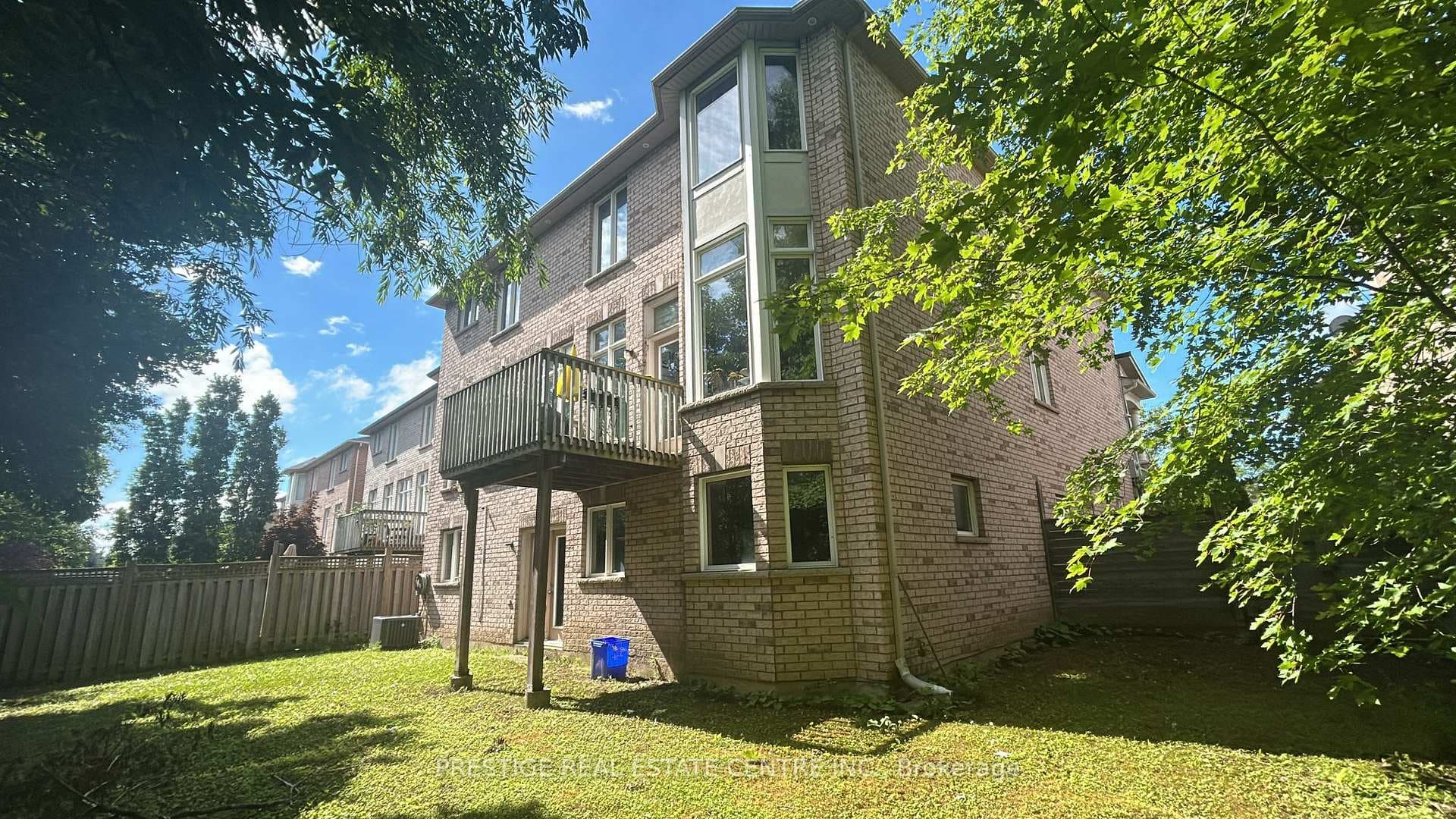 1527 Stewart Crescent photo 2