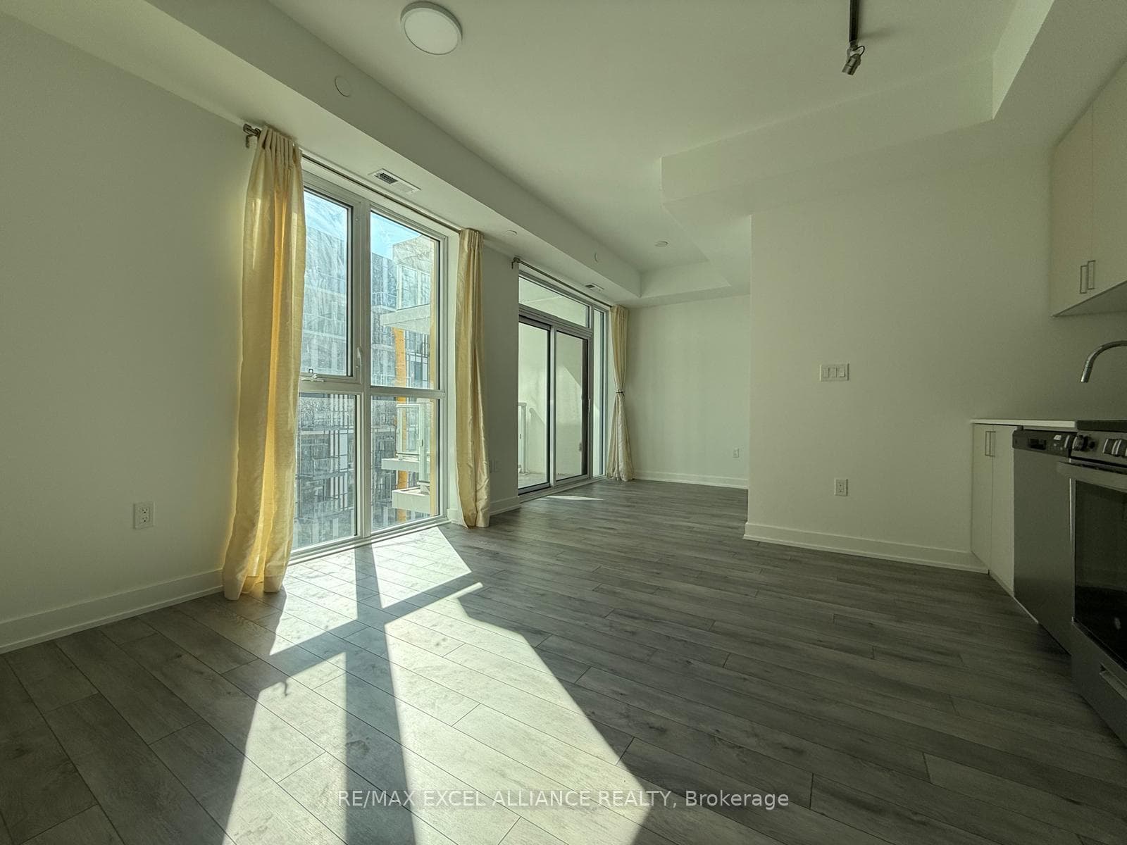 1005 Dundas Street Unit 605 photo 4