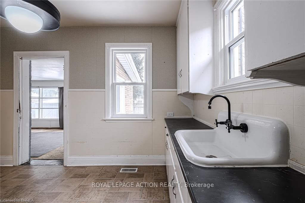 209 Drummond Street photo 17