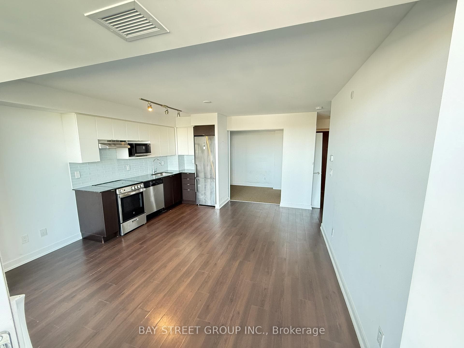 120 Varna Drive Unit 807 photo 3